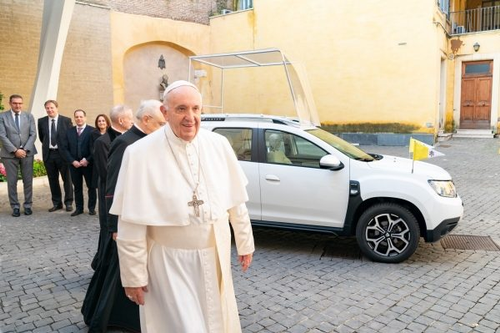 Grupa Renault darovala je Njegovoj svetosti, Papi Franji, Daciju Duster 4x4, posebno prilagođen njegovim potrebama za mobilnošću.